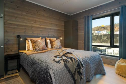 贝特斯托尔Delikat leilighet i Riddertunet的一间卧室配有一张木墙床