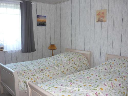 GroßenwiehePetersen Uwe的一间卧室设有两张床和窗户。