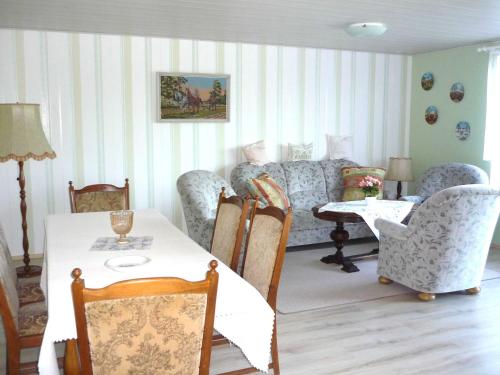 GroßenwiehePetersen Uwe的客厅配有沙发和桌椅