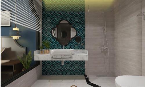 下龙湾Ha Long Essence Premium Hotel的一间带水槽和淋浴的浴室
