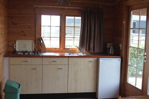 WestendorpRecreatieoord Hippique的厨房设有水槽和窗户。