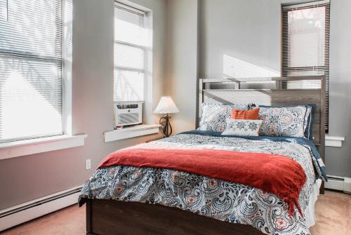 纽黑文Lovely 2BR apartment by Wooster Square- great neighborhood的一间卧室设有一张床和两个窗户。