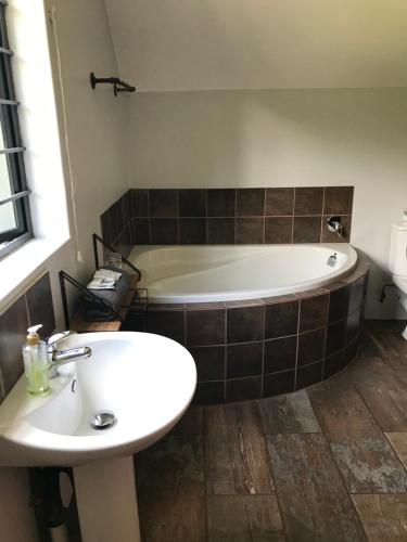 希尔克雷斯特BAA BAA RESIDENCE的带浴缸和盥洗盆的浴室