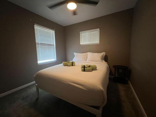 比林斯Restful single bedroom getaway的一间卧室配有一张大床和两个枕头