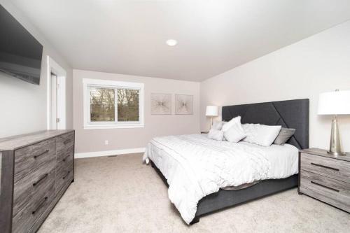 比林斯Delightful, new townhome downtown的白色的卧室设有一张大床和一个窗户
