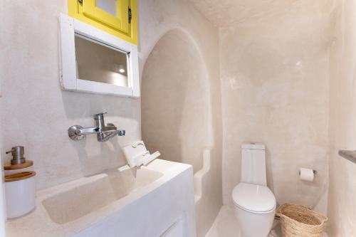 伊亚Anelia House的白色的浴室设有水槽和卫生间。
