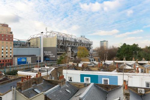 伦敦Luxury Chelsea Flat的享有足球场及其建筑和屋顶的景色