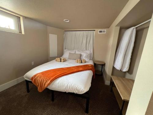 比林斯Classic home on a quiet street的一间卧室配有一张大床和两条毛巾