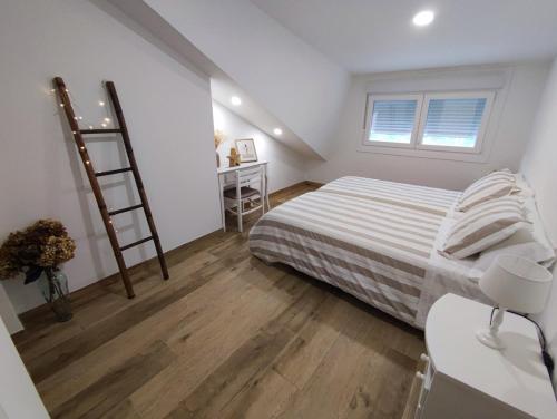 维戈Casa Jardin Vigo的小卧室设有一张床和梯子