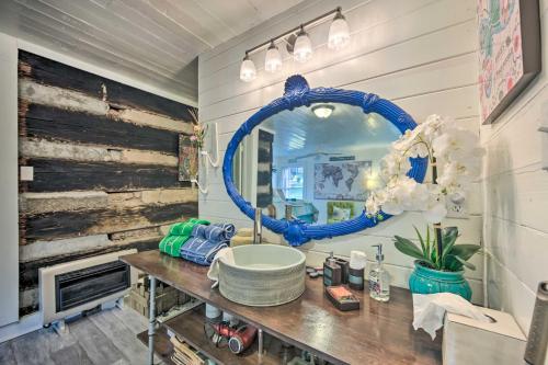 马绍尔Historic Marshall Log Cabin Less Than 1 Mi to Dtwn!的浴室设有蓝色镜子和水槽