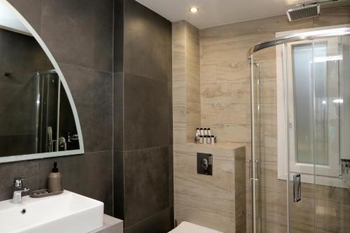 伊拉克里萨Steleni Seaside Apartments的一间带水槽和淋浴的浴室