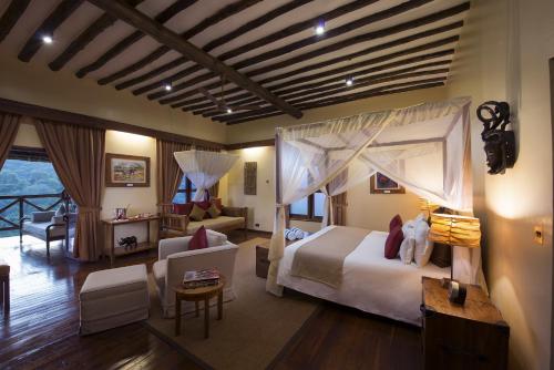 恩戈罗恩戈罗内普顿内格罗格豪华度假村（全包服务）的一间卧室设有一张床和一间客厅。