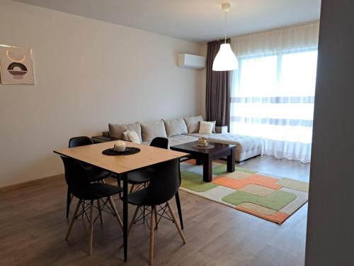 帕扎尔吉克City Apartments 1的客厅配有桌子和沙发