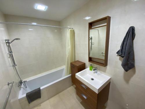 圣保罗湾城Luxury Bay View 3 Bed 3 Bath Seafront Apartment in St Paul's Bay的一间带水槽和淋浴的浴室