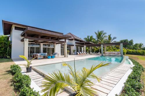 拉罗马纳Casa de Campo Luxury Villas - Private Paradise at La Romana的游泳池别墅的图象
