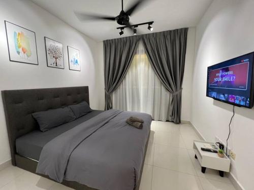 努沙再也Teega Suites #2203 Puteri Harbour Iskandar Puteri的一间卧室配有一张床和一台平面电视