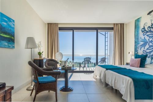 萨各夫雷纳米巴酒店的酒店客房设有床、桌子和窗户。