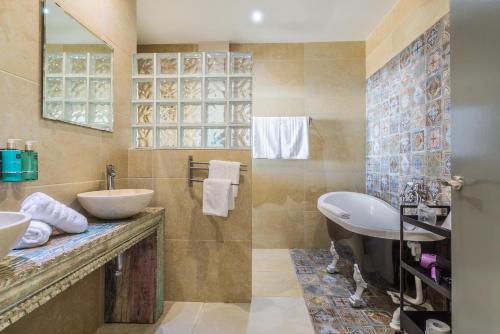 萨各夫雷纳米巴酒店的带浴缸、水槽和浴缸的浴室