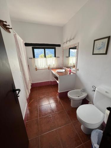 希梅拉德利瓦尔Casa Jara的浴室配有卫生间、盥洗盆和浴缸。