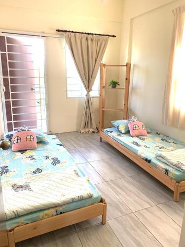 TuaranPVS Kinabalu的带窗户的客房内设有两张单人床。