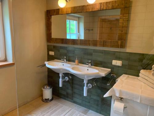 格伦德尔湖盖斯文科勒度假酒店的浴室设有2个水槽和镜子