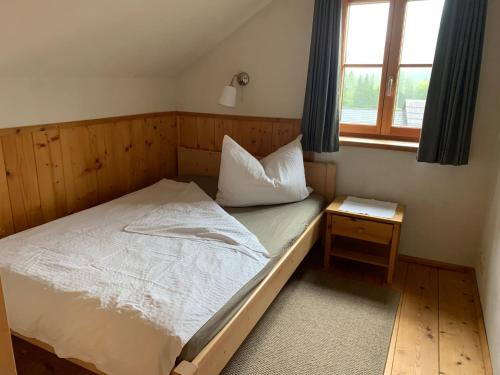 格伦德尔湖盖斯文科勒度假酒店的一间小卧室,配有床和窗户