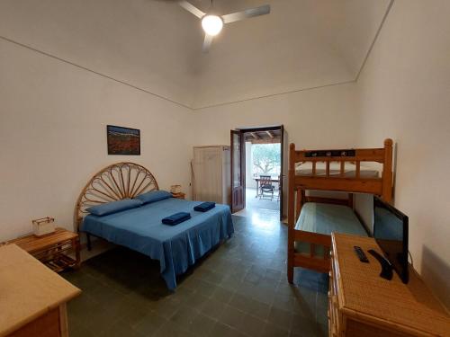 法维尼亚纳Casa Gelsomino的一间卧室配有一张床和一张双层床。