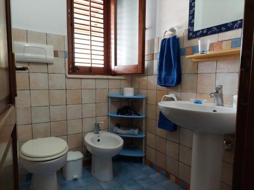 法维尼亚纳Casa Gelsomino的一间带卫生间和水槽的浴室