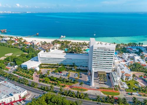 坎昆InterContinental Presidente Cancun Resort的享有酒店和海滩的空中景致