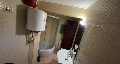 克利默内什蒂Amandalex的一间带卫生间、水槽和镜子的浴室