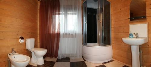 亚布卢尼齐亚Highland的带淋浴、卫生间和盥洗盆的浴室