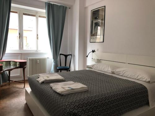 罗马Lungotevere Bed&Bike的一间卧室配有一张床,上面有两条毛巾