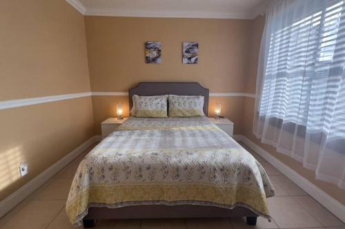杰克逊维尔Cozy Downtown One Bedroom Condo Jacksonville的一间卧室,配有一张床,两个床头柜上放着两个蜡烛