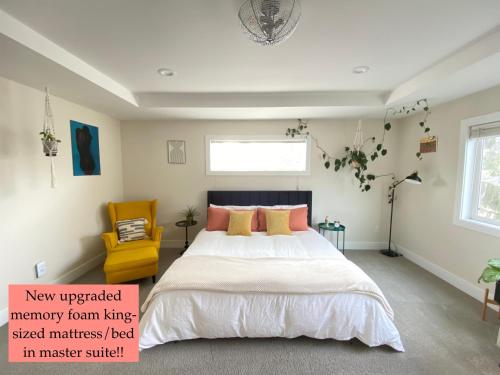波特兰Amorcito de Jenny的一间卧室配有一张大床和一张黄色椅子