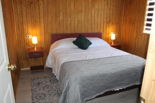 小智利Anygus的一间卧室,两边都配有一张床和两盏灯