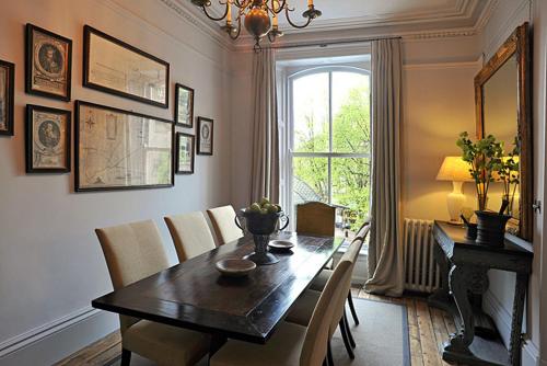 哈罗盖特皇家巡游公寓 的一间带桌椅和窗户的用餐室