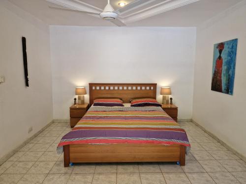 SanyangTendinkoto Lodge的一间卧室配有床和2个床头柜