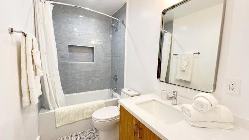 洛杉矶Kingsley Courtyard Apartment的白色的浴室设有水槽和卫生间。