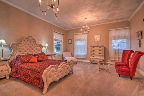 Charming Home with BBQ 9 Mi to Chautauqua Lake!的一间卧室配有一张大床和一张红色椅子