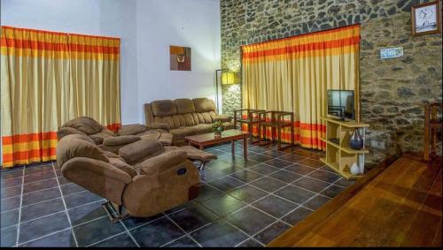 BopitiyaReef Bungalow Private Villa, 4 bedrooms的带沙发和电视的大型客厅
