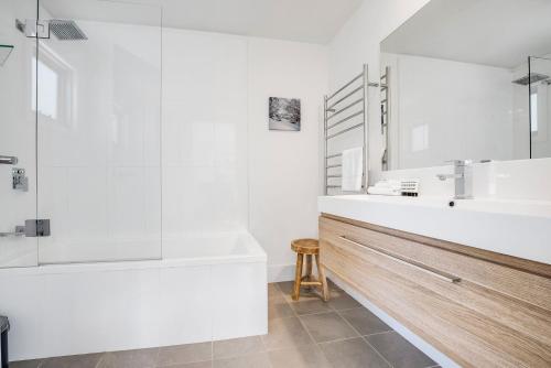 克拉肯巴克Stillwater Chalet B Crackenback的白色的浴室设有浴缸和水槽。