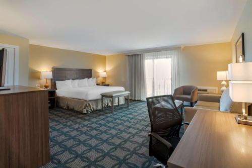 大洋城Best Western Plus Ocean City的酒店客房,配有一张床、一张桌子和椅子