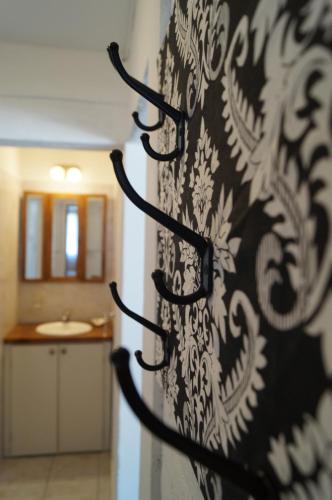 埃斯克尔Casagrande的浴室设有黑色和白色的淋浴帘