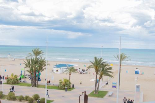 洛斯马蒂雷斯201 I Posada del Mar I Encantador hostel en la playa de Gandia的享有棕榈树海滩和大海的景色