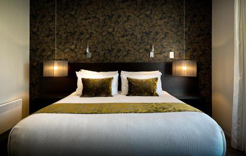 纳尔逊纳尔逊扬帆酒店的一间卧室配有一张大床和两个枕头