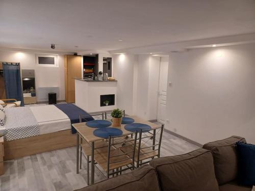 利戈尔塞姆Très bel appartement type loft de 40 m2 dans maison avec parking privatif的客厅配有床和沙发