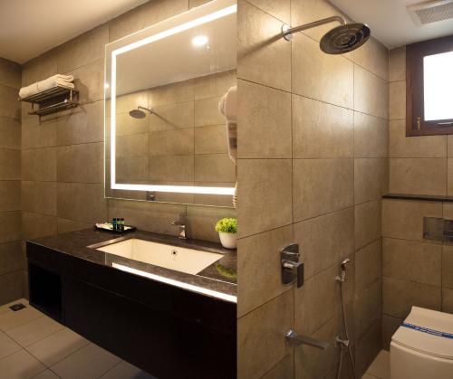 钦奈The Madras Grand的一间带水槽和镜子的浴室