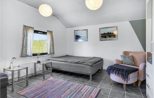 霍尔拜克Cozy Home In Holbk With Wifi的卧室配有床、椅子和窗户。