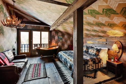 Big IndianUrban Cowboy Lodge的客房设有床、浴缸和沙发。