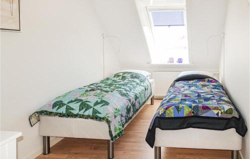 伦讷Amazing Apartment In Rnne With 2 Bedrooms And Wifi的带窗户的客房内设有两张单人床。